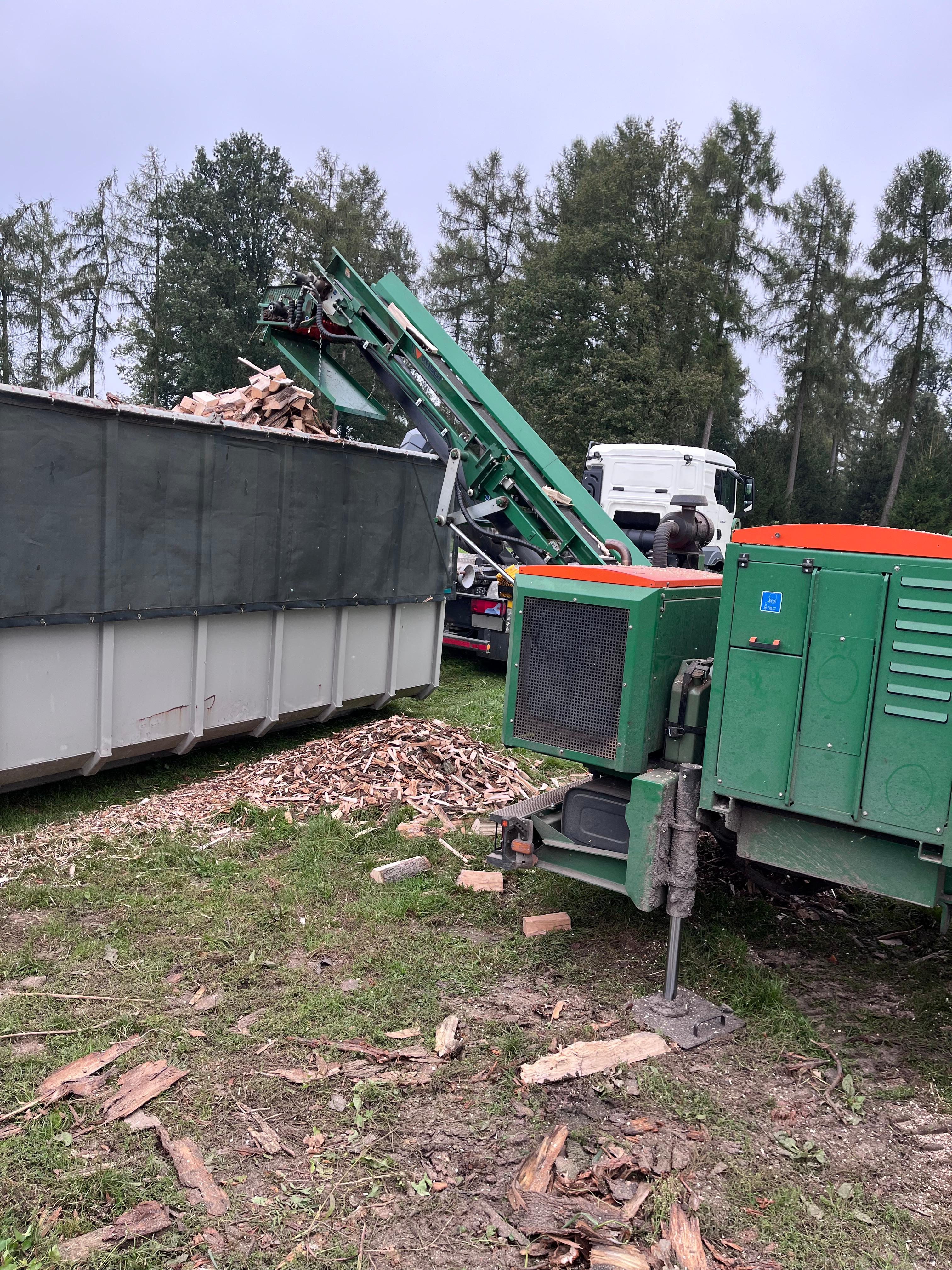 Holzspalten mit Maschine