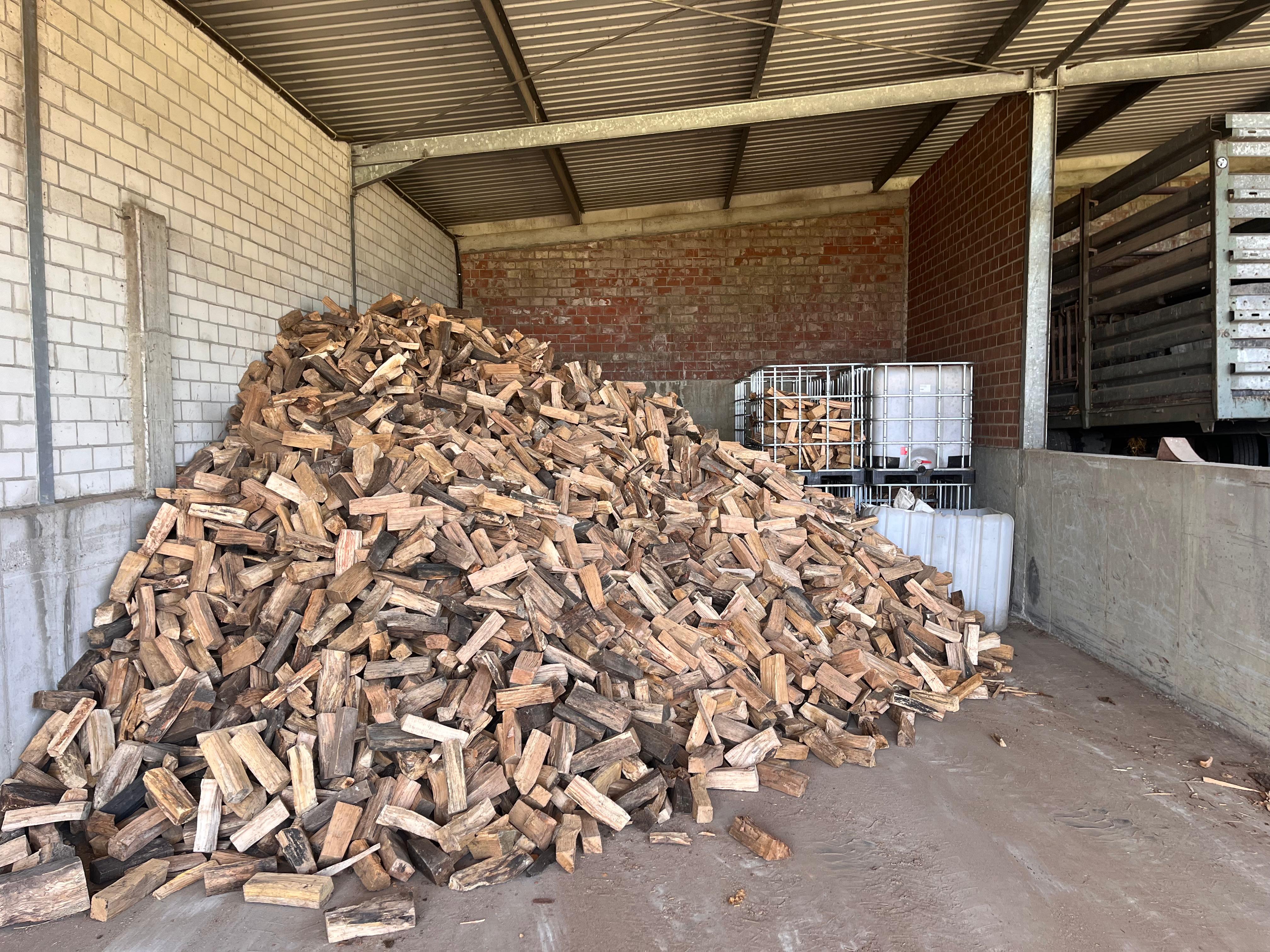 Gestapeltes, kammergetrocknetes Kaminholz
